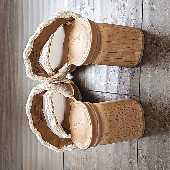 Universal Thread Heels - Picture 4 of 6